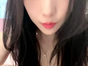 美女在床上自慰